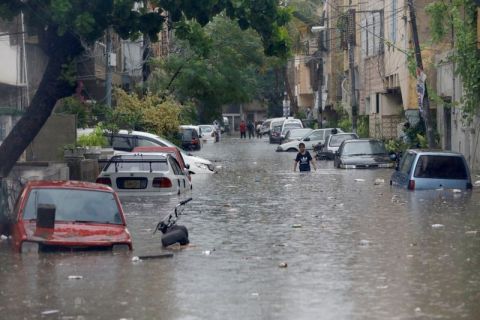 بسبب الأمطار الموسمية...مقتل 209 في باكستان (فيديو)
