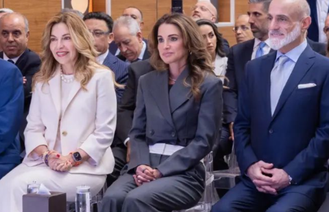 الملكة رانيا ببدلة شبابية وحيوية للغاية باللون الرمادي.. شاهدوا أناقتها