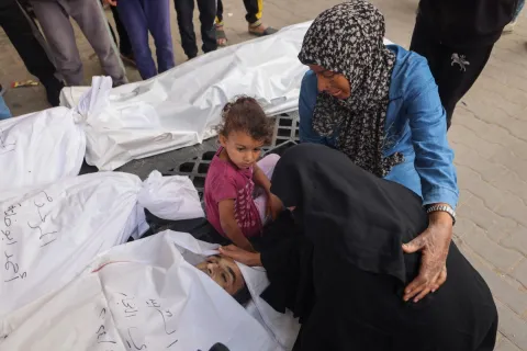 مجزرة مروعة في غزة: أكثر من 100 شهيد في مدرسة