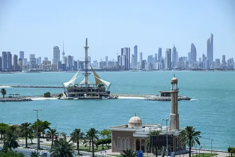 حملة كويتية غير مسبوقة: سحب الجنسيات وترحيل آلاف المخالفين