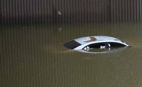 بالفيديو: سيول تجرف المركبات في المدينة المنورة