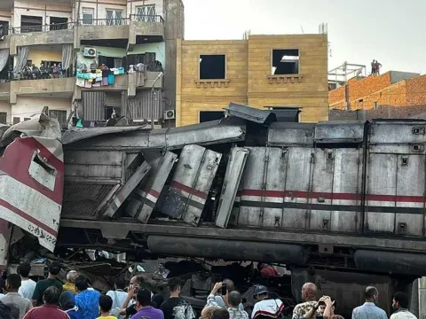 بالفيديو: تصادم قطارين في المنيا يتسبب بإصابة العشرات 