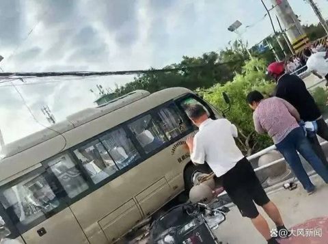 بالفيديو ...حافلة مدرسية تتسبب بمقتل 11 شخصا بينهم تلاميذ في الصين