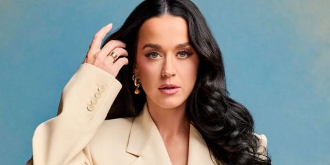 MTV VMAs 2024.. كاتي بيري بإطلالة غريبة ووشم غير متوقع أسفل ظهرها