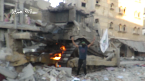 Video: Hamas fighter raises flag on Israeli tank then burns it