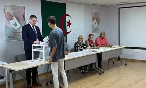 الجزائر... بدء التصويت للانتخابات الرئاسية في الخارج( فيديو )