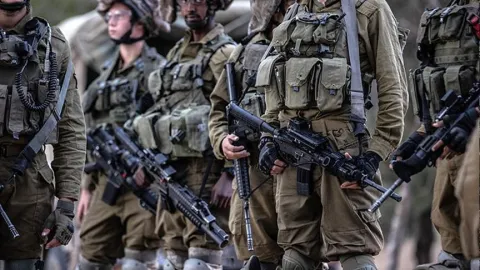 الرئيس الفرنسي يدعو إلى حظر توريد الأسلحة لـ