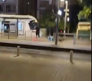 شاهد.. لحظة سقوط صواريخ على تل أبيب (فيديو)