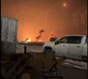 شاهد.. لحظة سقوط صواريخ على تل أبيب (فيديو)