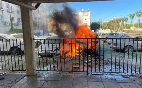 إصابة مبنى في كريات آتا بالرشقة الصاروخية الأخيرة (فيديو)