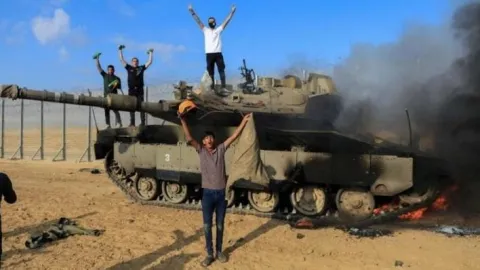 الرئيس الفرنسي يدعو إلى حظر توريد الأسلحة لـ