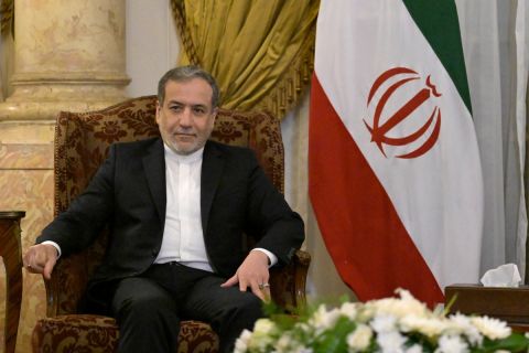 Iranian Foreign Minister eats Koshari, sparks discussion