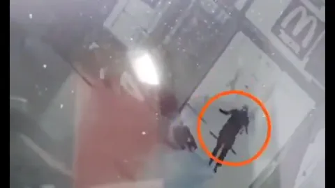 Watch: Israeli border guards flee amid Be’er Sheva attack