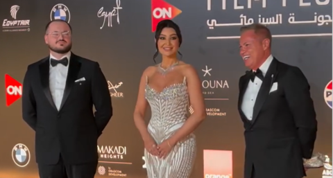 مهرجان الجونة 2024.. أمينة خليل بفستان مبتكر باللونين البيج والأسود