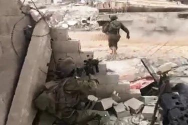 مطارد وأسير وأديب وقائد سياسي وعسكري..محطات بارزة كونت شخصية السنوار