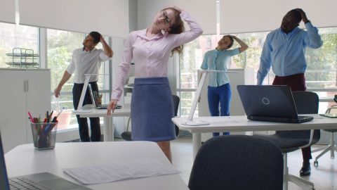 6 تمارين بسيطة لتخفيف ألم تصلب الرقبة