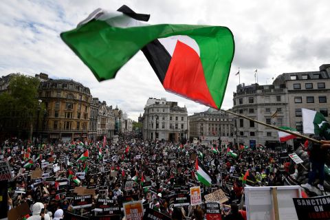 هكذا حطم ناشطون تمثال أول رئيس لإسرائيل في بريطانيا (فيديو)