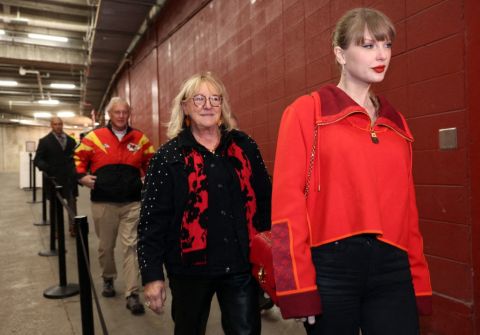 Taylor Swift and Travis Kelce matching outfits—could she be her Mother-in-Law? 