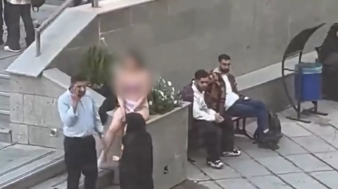فيديو صادم: طالبة إيرانية تخلع ملابسها احتجاجًا على قوانين الحجاب في جامعة بطهران
