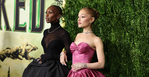 آريانا غراندي تخطف الأنظار بإطلالة خيالية مستوحاة من Wicked في حفل SAG