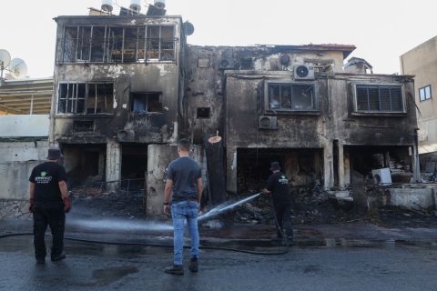  مئات آلاف الإسرائيليين في الملاجىء.. صواريخ حزب الله تسقط على حيفا و