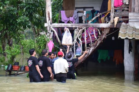 Heavy flooding kills at least 12 people in Thailand