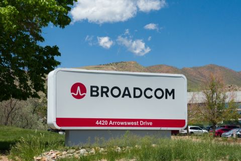Apple chip supplier Broadcom reach $1 trillion om market valuation