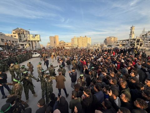 حكومة نتنياهو تستفيق: عودة الأسيرات تذكرنا بمسؤوليتنا تجاه المختطفين