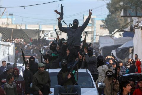 بالتكبير والهتاف هكذا استقبل أهل غزة مقاتلي القسام (فيديوهات)