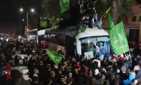 الفلسطينيون يحتفلون بتحرير أسراهم من سجون الاحتلال
