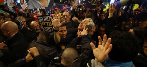 عقب فيديو الأسيرة.. عشرات الآلاف في إسرائيل يتظاهرون مجددا