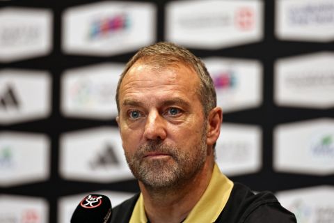 فليك: برشلونة قدم أداءً مذهلاً أمام ريال مدريد في نهائي السوبر الإسباني