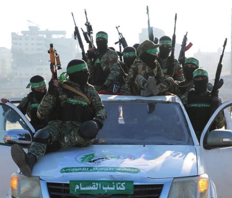 حماس تسلم 3 أسرى إسرائيليين في رابع عملية تبادل (صور وفيديو)
