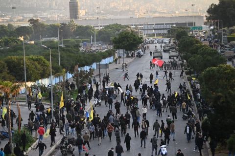 مسيرة إسرائيلية تقصف مركبة في لبنان.. شهيدان وجرحى (فيديو)