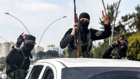شاهد.. ملك الأردن يفاجئ المصلين في المسجد الحسيني 