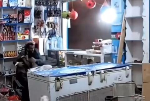 أب يمني شجاع يحتضن ابنه الخائف من القصف الأمريكي(فيديو)