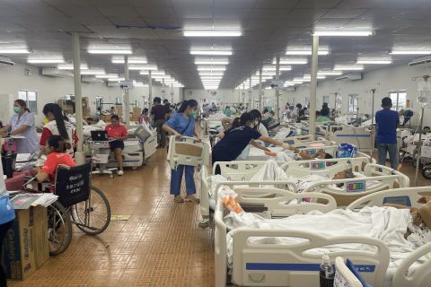 Watch: Brave nurses shield newborns during deadly Myanmar quake