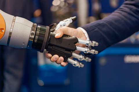 New device lets paralyzed people control robotic arms with thoughts
