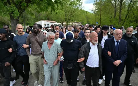 بـ50 طعنة رجل يقتل مصليا في فرنسا.. ومظاهرات حاشدة ضد خطاب