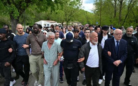 بـ50 طعنة رجل يقتل مصليا في فرنسا.. ومظاهرات حاشدة ضد خطاب 