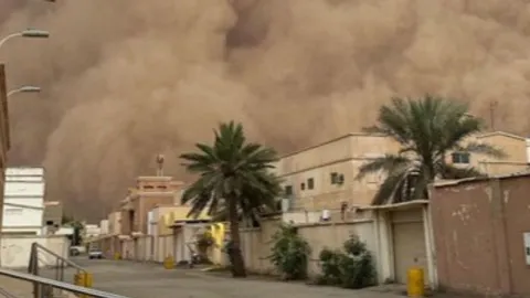 عاصفة غبار مخيفة تضرب السعودية 