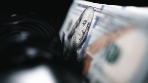 هونغ كونغ: تنفيذ أكبر عملية شراء للدولار