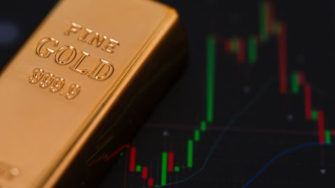 سعر الذهب يتألق مع تراجع الدولار