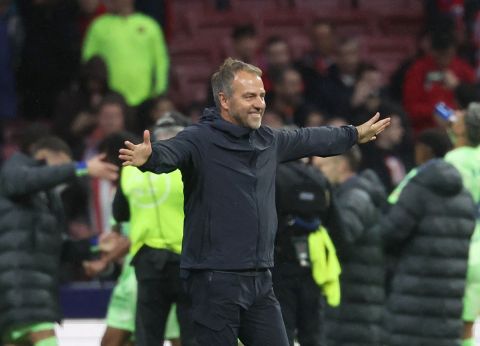 رسميًا: هانز فليك يمدد عقده مع برشلونة حتى 2027