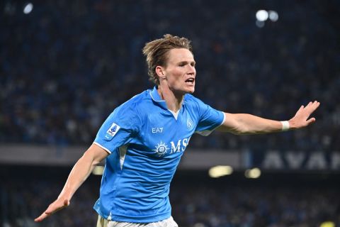 سكوت ماكتوميناي: قصة نجاح أسكتلندية في قلب نابولي