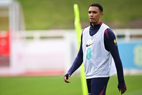 أرنولد يرتدي القميص رقم 12 الأسطوري في ريال مدريد