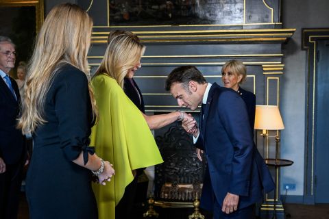 Embarrassed twice: Macron tries to kiss hands of Queen Máxima of the Netherlands, her daughter