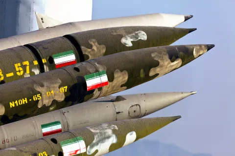 إيران تطلق صواريخ بعد الهدنة وإسرائيل تتوعد بالرد