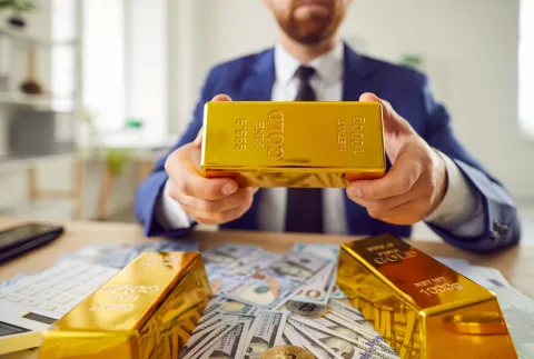 أسعار الذهب في تراجع لأدنى مستوى