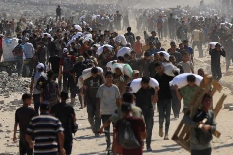 تهديد من داخل حكومة نتنياهو بتفكيكها.. ما علاقة مساعدات غزة؟